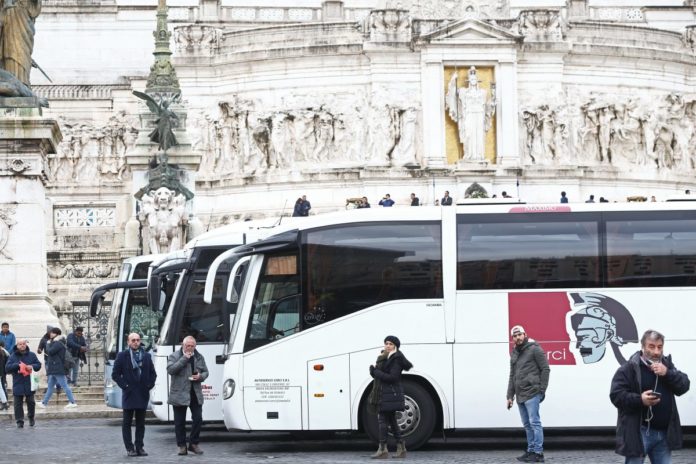 MANIFESTAZIONE DEI CONDUCENTI DI BUS TURISTICI IN PIAZZA VENEZIA