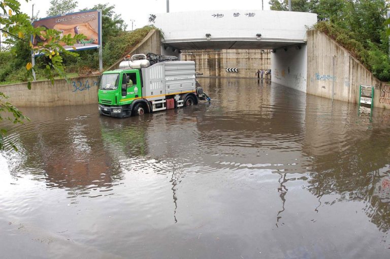 Nubifragio su Milano, esondano Seveso e Lambro