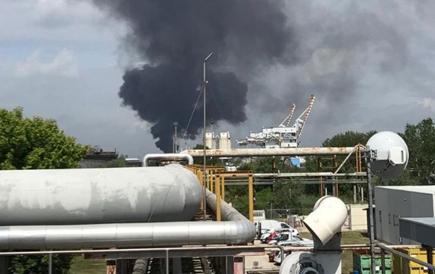 In fiamme azienda chimica a Marghera, due feriti gravi