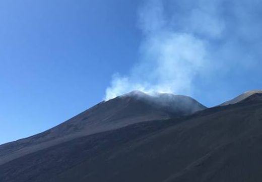 Etna, attività esplosiva dal cratere ‘Voragine’ sul vulcano