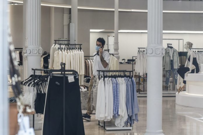 FASE DUE, I NEGOZI DI ABBIGLIAMENTO SI PREPARANO ALLA RIAPERTURA