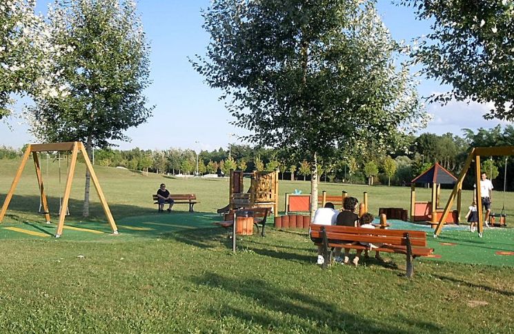 Il sindaco di Bologna vieta l’uso delle aree giochi nei parchi