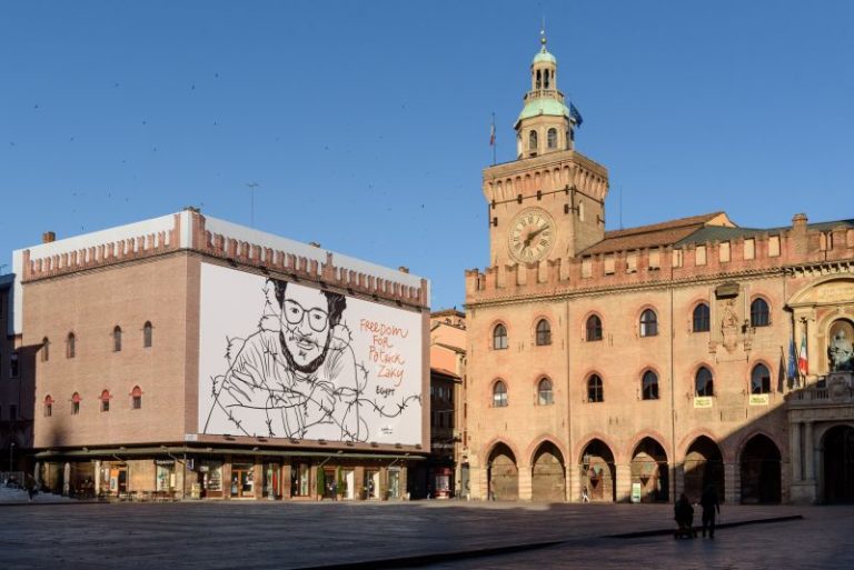 Un disegno per Zaki libero in un cartellone in piazza a Bologna