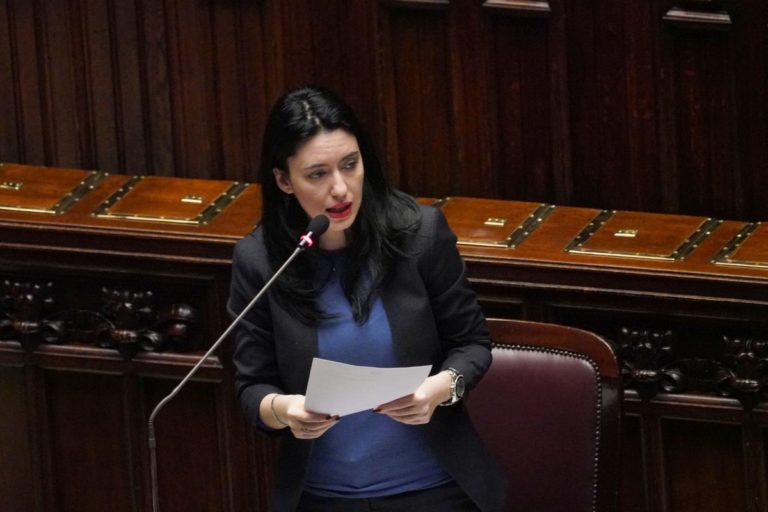 Dopo minacce e insulti assegnata la scorta alla ministra Azzolina