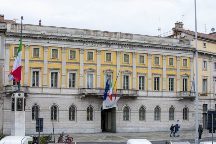 EMERGENZA CORONAVIRUS, UN MINUTO DI SILENZIO E BANDIERE A MEZZ'ASTA PER LE VITTIME A BERGAMO