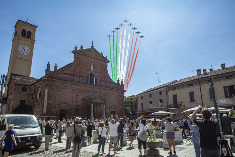 Le Frecce Tricolori sorvolano Milano e Codogno