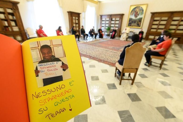 Il Papa incontra gli sportivi di “We run togehter”