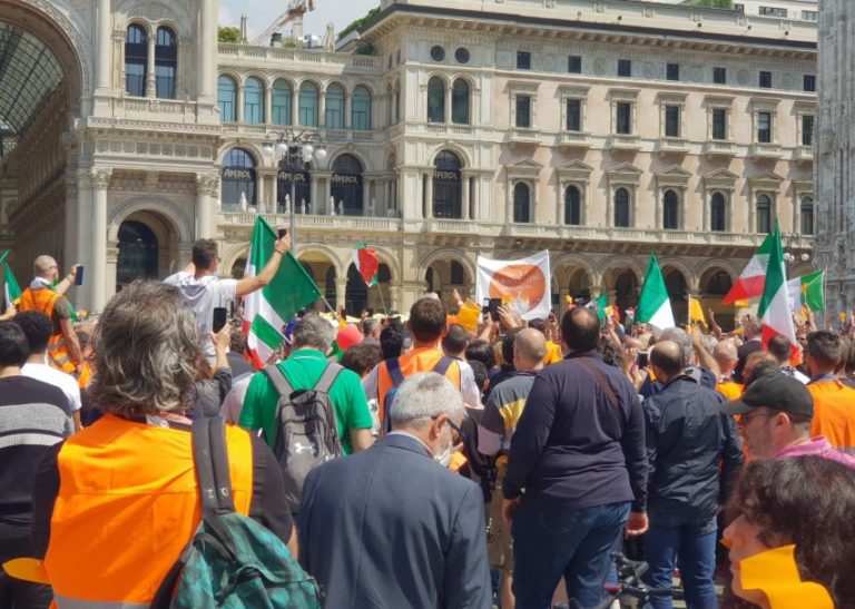 Gilet arancioni in piazza a Milano contro il governo