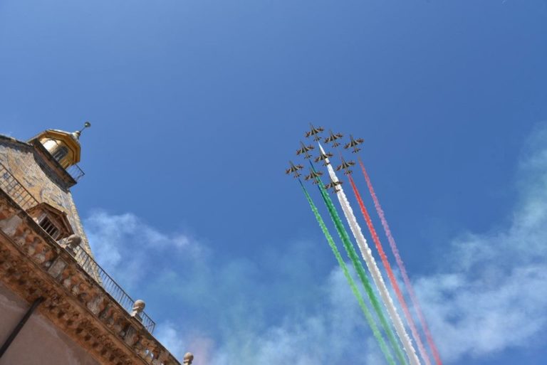 Le Frecce Tricolori affascinano Palermo, migliaia col naso all’insù