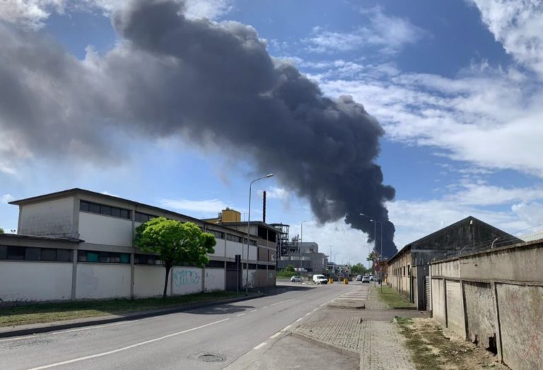 Incendio in un’azienda a Marghera, due feriti