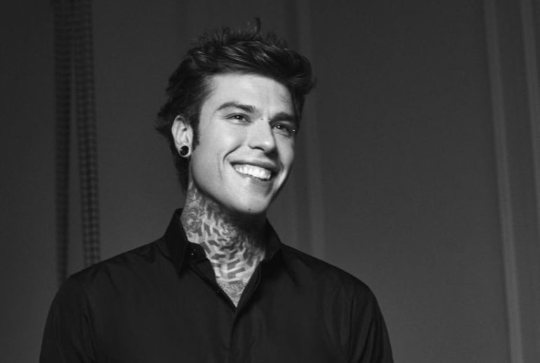 Fedez torna con il nuovo singolo “Bimbi per strada”