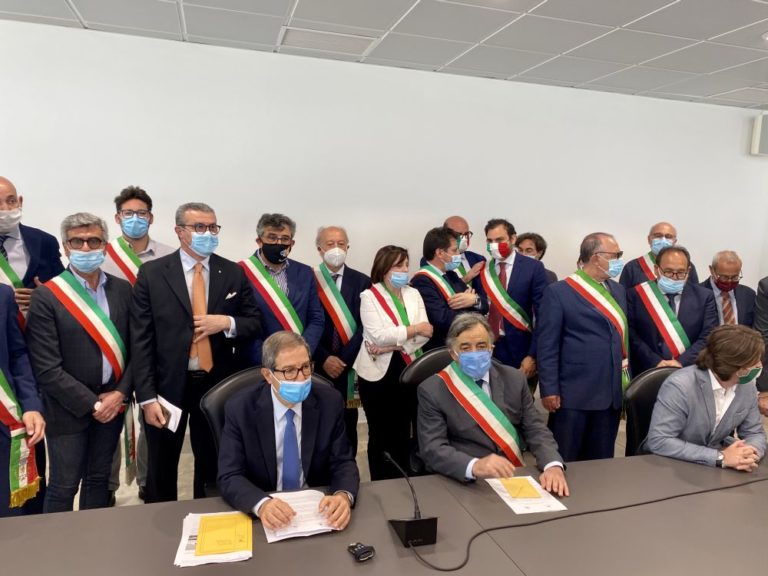 Alitalia, Musumeci “Chiediamo un biglietto unico, basta angherie”