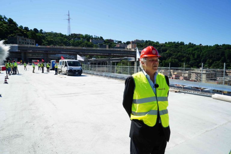 La prima auto ha attraversato il nuovo ponte di Genova