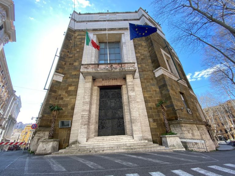 Mise, Confintesa “Patuanelli prenota 2,4 mln euro di consulenze”