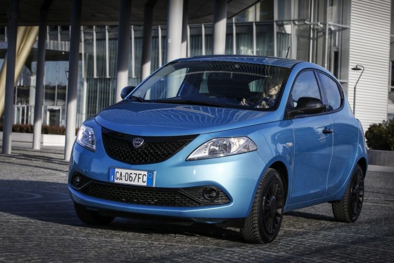 Nuova Lancia Ypsilon EcoChic, ibrida ed elegante