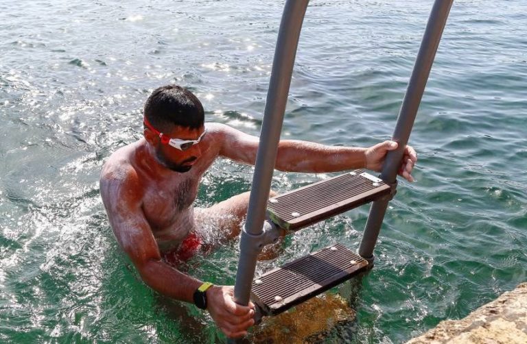 Neil Agius completed succesfully the Sicily-Malta swimming challenge