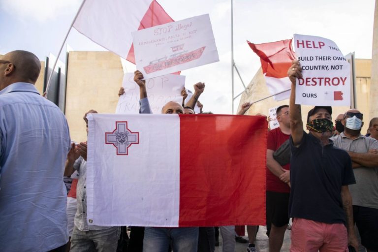 Malta, migrants threatened to explode a vessel and to attack its crew