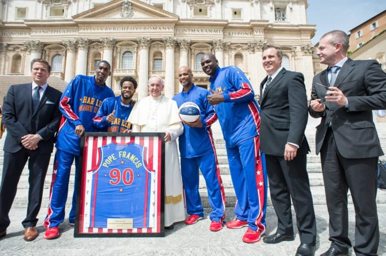 Asta solidale We Run Together, Papa dona maglia Globetrotters