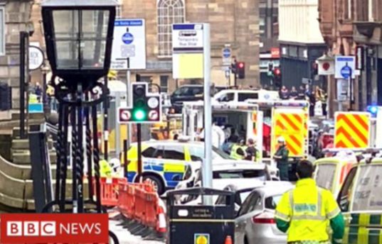 Tre morti in un accoltellamento a Glasgow