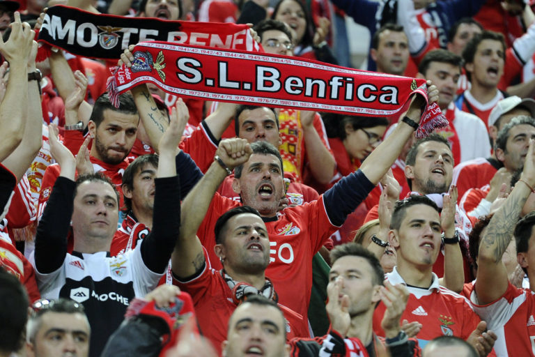 Assalto al pullman del Benfica, due giocatori feriti