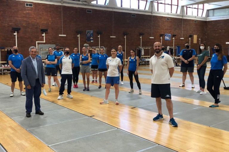 Scarso in visita alle sciabolatrici “Siete l’avamposto della normalità”