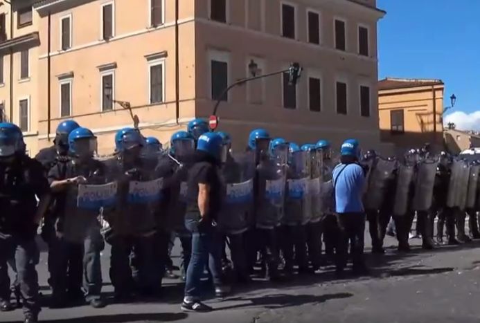 Lancio fumogeni e oggetti durante manifestazione Circo Massimo
