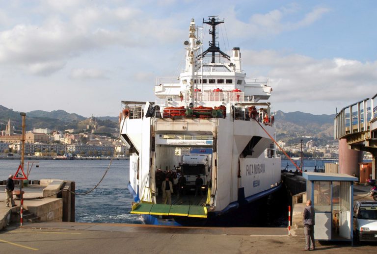 La Sicilia riapre, code agli imbarcaderi di Messina