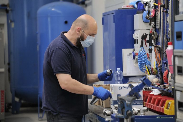 A maggio rimbalza la produzione industriale, ma su base annua -20,3%