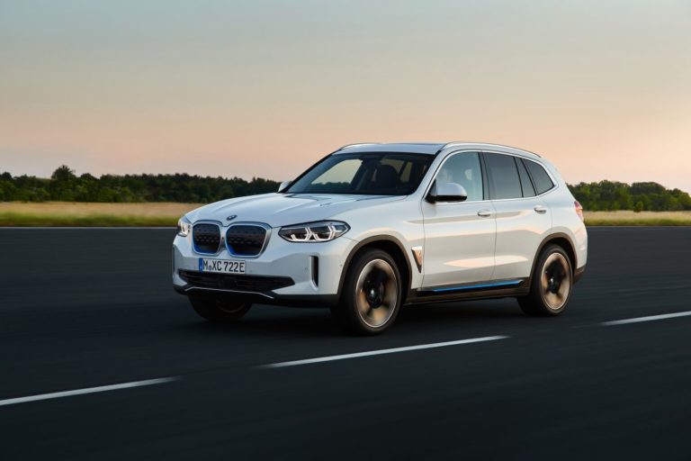 La prima BMW iX3 è pronta per conquistare le strade