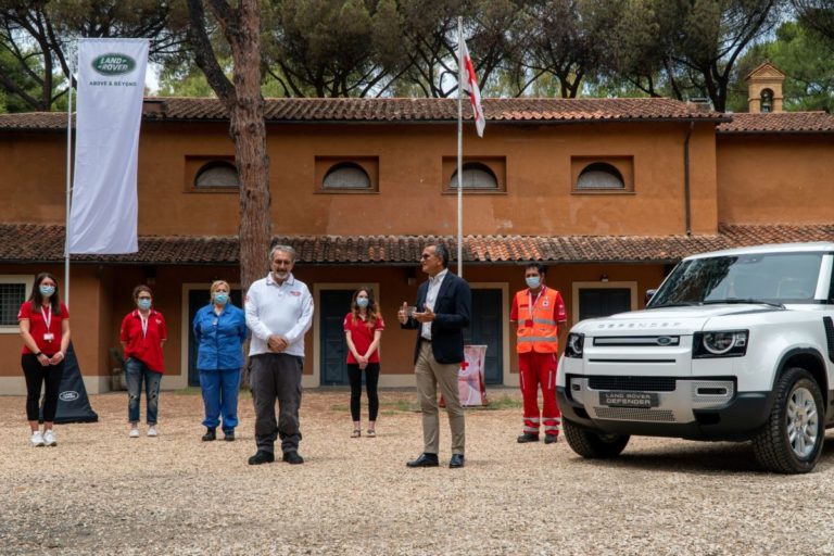 Nuova Defender con la livrea della Croce Rossa Italiana