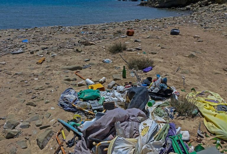 Tre tonnellate di rifiuti nelle reti dei pescatori a Porto Garibaldi