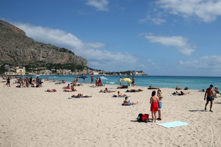 Misure anti Covid in spiagge libere siciliane