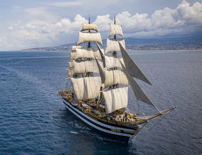 Italian Navy, “Amerigo Vespucci” greets Malta