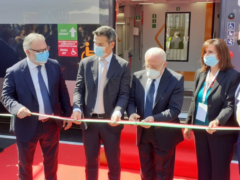 Regione Campania consegna a Trenitalia il primo treno rock