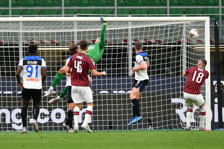 Zapata risponde a Calhanoglu, pari fra Milan e Atalanta