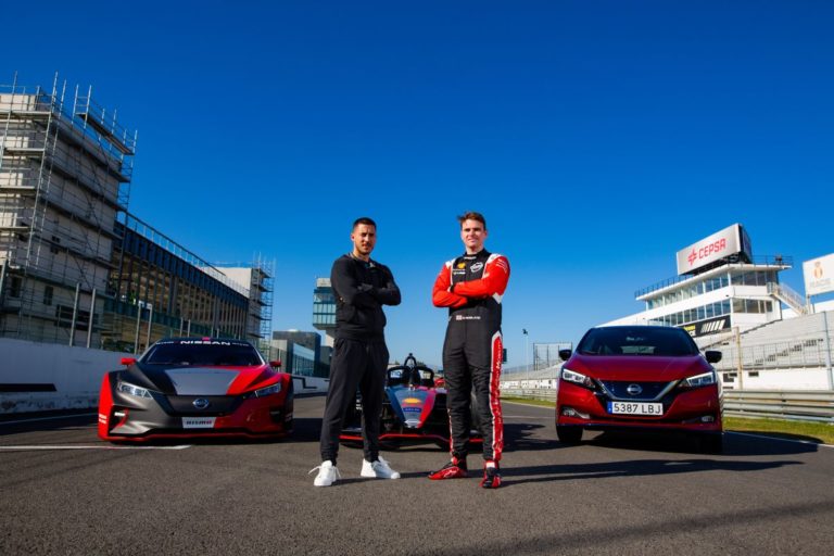 Eden Hazard prova la potenza dei veicoli elettrici Nissan