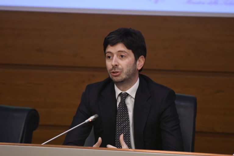 Speranza “Mascherine e distanziamento ancora essenziali”