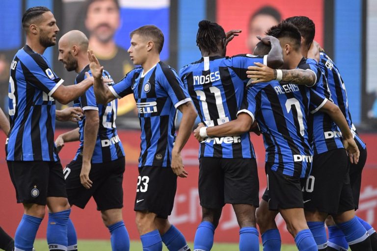 L’Inter travolge il Brescia 6-0, pari fra Bologna e Cagliari