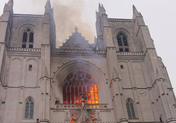 Incendio nella cattedrale di Nantes, fiamme circoscritte