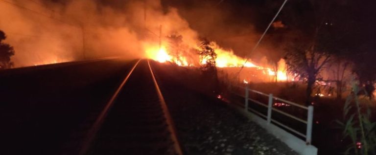 Abruzzo nella morsa del fuoco, a L’Aquila fiamme fino al centro abitato
