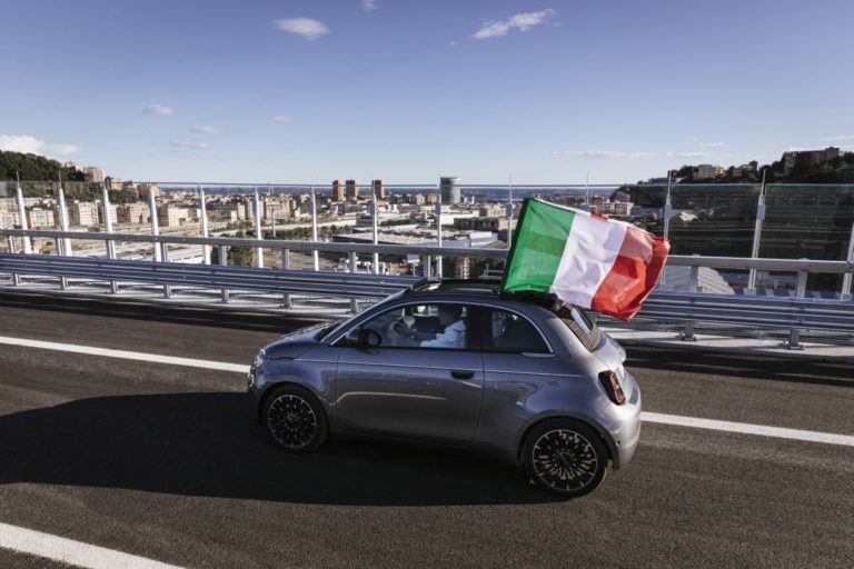 Nuova Fiat 500 ha percorso il nuovo ponte Genova San Giorgio