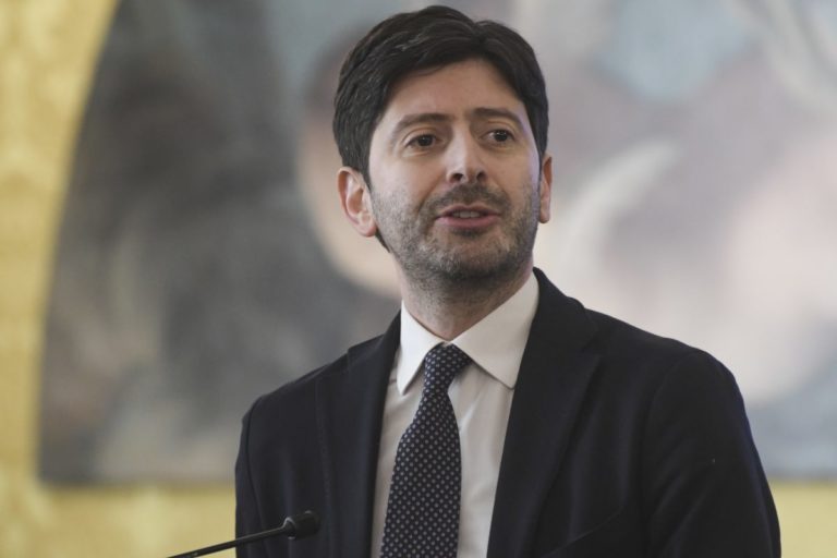 Coronavirus, Speranza “Contagi in aumento, serve cautela”