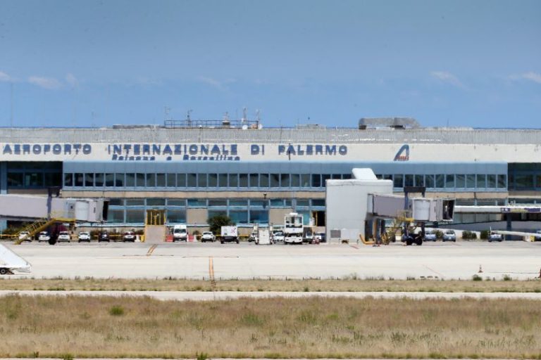 Coronavirus, controlli e tamponi negli aeroporti di Palermo e Catania