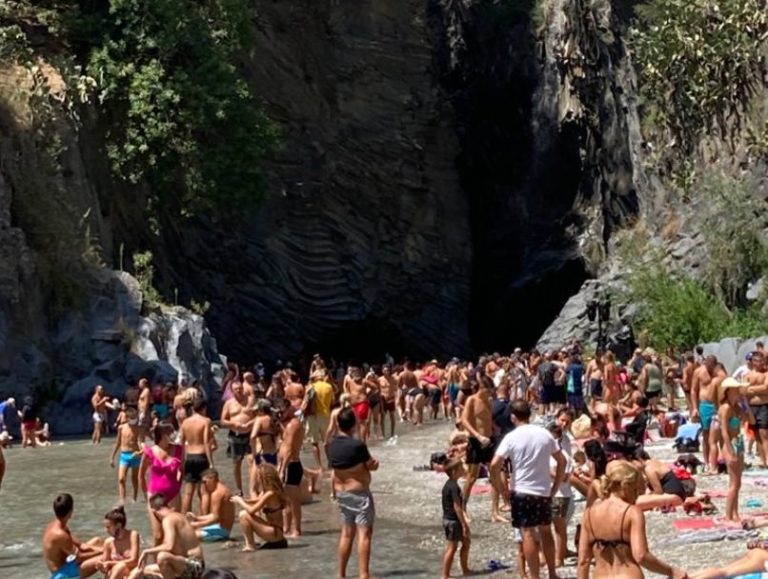 Coronavirus, turisti alle Gole dell’Alcantara senza mascherine