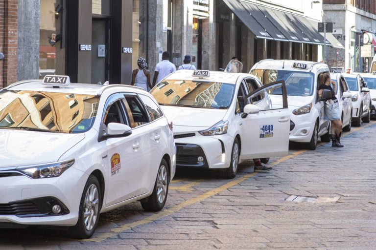 Coronavirus, a Milano buoni sconto per corse in taxi