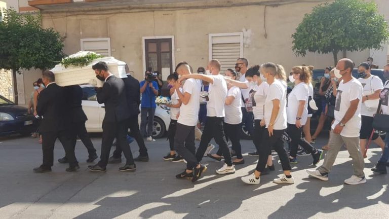 Bimbo morto a Modica, ultimo saluto per il piccolo Evan