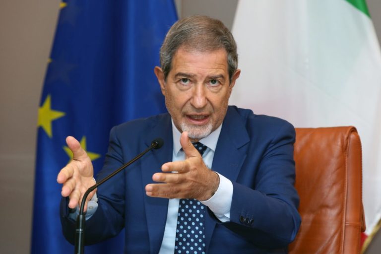 Migranti, Tar Sicilia sospende l’ordinanza di Musumeci