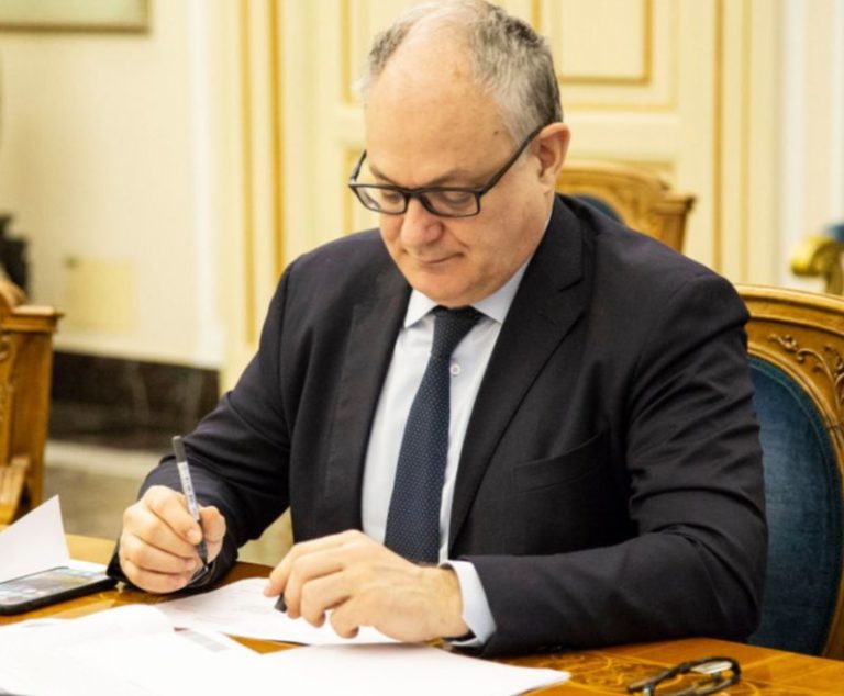 Gualtieri “Firmato il decreto per l’assunzione di 80 mila docenti”