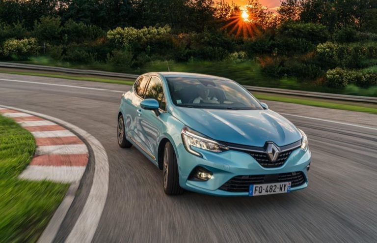 Renault Clio festeggia i 30 anni con la tecnologia E-Tech Hybrid