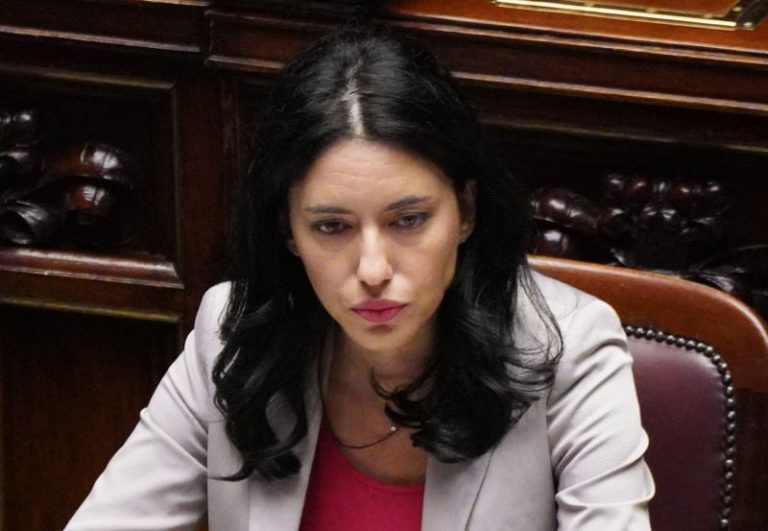 Azzolina “In atto tentativo di screditare personale scolastico”